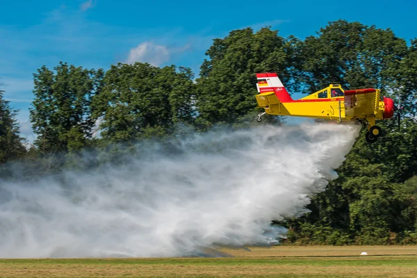 Avião de combate a incêndios derruba uma tonelada de água — Fotografia de Stock