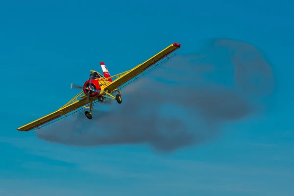 Agrární letadlo stříká voda — Stock fotografie