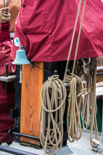 Campana del barco y Hawser — Foto de Stock