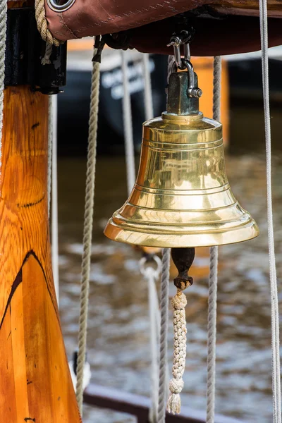 Scheepsvoorraden Bell van een oude zeilen schip — Stockfoto