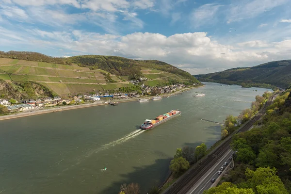 De Rijn naast Burg Rheinstein — Stockfoto