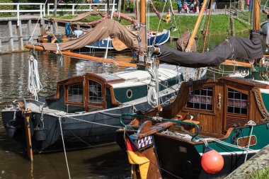 Yelkenli gemi Carolinensiel liman içinde