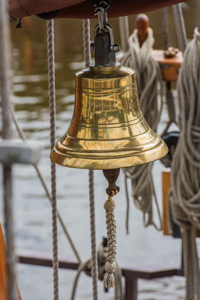 Campana de un viejo barco de vela — Foto de Stock