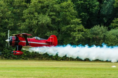 Kırmızı çift kanatlı egzoz borusu sigara ile başlar