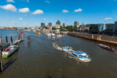 Hamburg limanında mavna