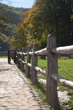 ahşap çit ahşap daire yol boyunca