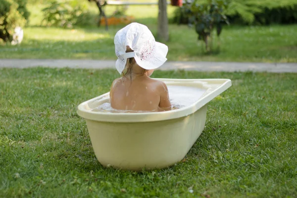 Menina no panamá sentado no gramado no banho — Fotografia de Stock