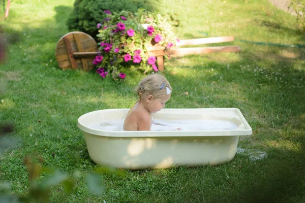 Ванна з дівчиною посеред клірингу — стокове фото