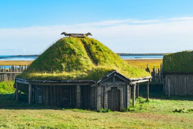 Geleneksel antika Viking köy. Eski ahşap evlerin yakınındaki Vestrahorn dağlar Stokksnes Yarımadası'nda, Hofn, İzlanda. Popüler turistik.