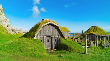 Geleneksel antika Viking köy. Eski ahşap evlerin yakınındaki Vestrahorn dağlar Stokksnes Yarımadası'nda, Hofn, İzlanda. Popüler turistik