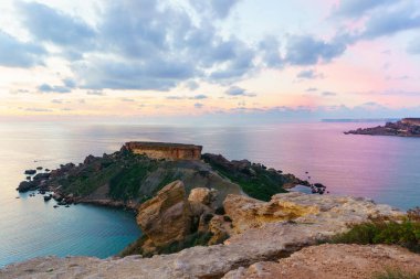 Gnejna Körfezi ve Golden Bay 'in Panorama' sı, Malta 'nın en güzel plajları yaz akşamları güzel bulutlu gökyüzü. Mgarr, Malta.