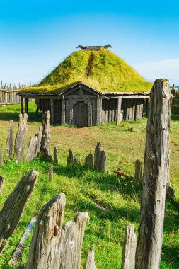 Geleneksel antika Viking köy. Eski ahşap evlerin yakınındaki Vestrahorn dağlar Stokksnes Yarımadası'nda, Hofn, İzlanda. Popüler turistik