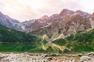 Morskie Oko (Deniz Gözü) gölünün muhteşem gündoğumu manzaralı dağ manzarası. High Tatras Ulusal Parkı 'nda harika bir sabah, Polonya, Avrupa. Doğanın güzelliği konsepti. 