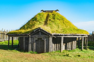 Geleneksel antika Viking köy. Eski ahşap evlerin yakınındaki Vestrahorn dağlar Stokksnes Yarımadası'nda, Hofn, İzlanda. Popüler turistik