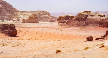 Wadi Rum Çölü, Ürdün, Ay Vadisi. Pembe turuncu kum ve sis. Unesco Dünya Mirası Alanı olarak tanımlanıyor. Ulusal park manzarası. Offroad maceraları seyahat arka planı.