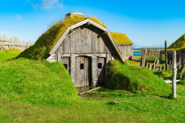 Geleneksel antika Viking köy. Eski ahşap evlerin yakınındaki Vestrahorn dağlar Stokksnes Yarımadası'nda, Hofn, İzlanda. Popüler turistik