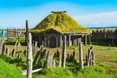 Geleneksel antika Viking köy. Eski ahşap evlerin yakınındaki Vestrahorn dağlar Stokksnes Yarımadası'nda, Hofn, İzlanda. Popüler turistik