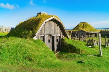 Geleneksel antika Viking köy. Eski ahşap evlerin yakınındaki Vestrahorn dağlar Stokksnes Yarımadası'nda, Hofn, İzlanda. Popüler turistik