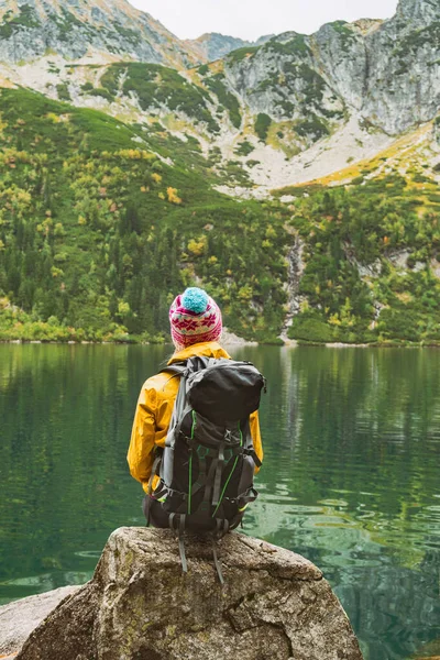 Jeune Femme Aux Cheveux Blonds Avec Grand Sac Dos Camping — Photo