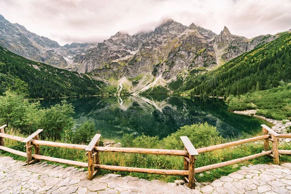 Paesaggio Montano Con Vista Sul Meraviglioso Sorgere Del Lago Morskie — Foto Stock