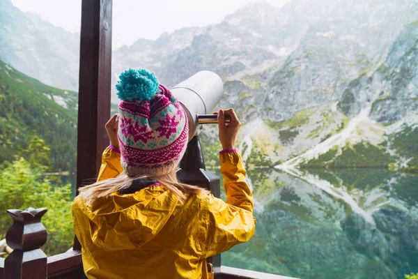 Tânăra Blondă Poartă Jachetă Galbenă Capac Violet Albastru Uitându Printr — Fotografie, imagine de stoc