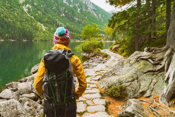 Jeune Femme Aux Cheveux Blonds Avec Grand Sac Dos Camping — Photo