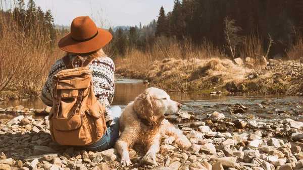 Podróżująca Kobieta Mokry Pies Golden Retriever Naturze Stylowy Hipster Brązowym — Zdjęcie stockowe