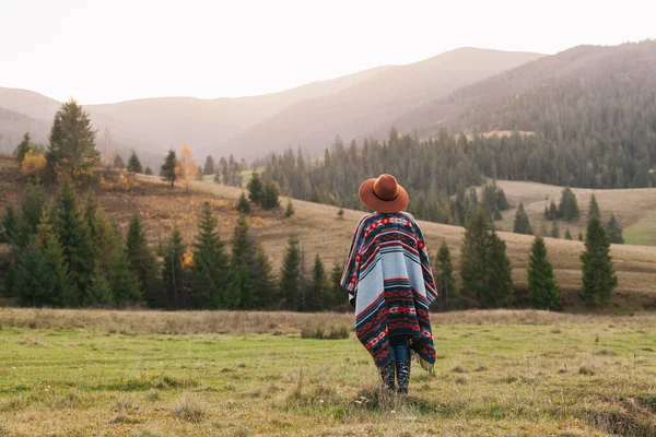 Stylowa Hipsterka Podróżująca Kobieta Autentycznym Boho Szykownym Stylu Ponczo Kapelusz — Zdjęcie stockowe