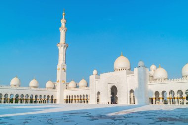 Şeyh Zayed Büyük Camii 'nin panoramik manzarası, Abu Dabi, Birleşik Arap Emirlikleri. Dünyanın en büyük üçüncü camii. Mavi gökyüzü güneşli gün.