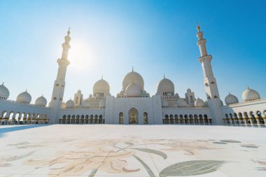 Şeyh Zayed Büyük Camii 'nin panoramik manzarası, Abu Dabi, Birleşik Arap Emirlikleri. Dünyanın en büyük üçüncü camii. Mavi gökyüzü güneşli gün.