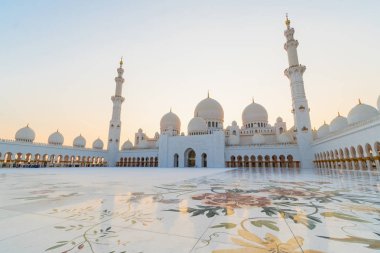 Şeyh Zayed Büyük Camii 'nin panoramik manzarası, Abu Dabi, Birleşik Arap Emirlikleri. Dünyanın en büyük üçüncü camii. Mavi gökyüzü güneşli gün.