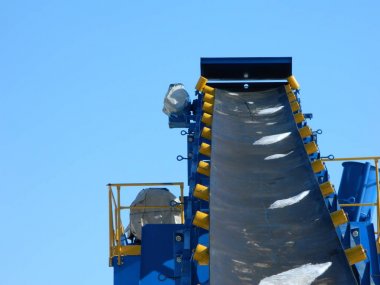 mavi gökyüzüne karşı sanayi konveyör