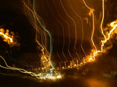 Siyah arkaplanda neon çizgiler ve görüntüler