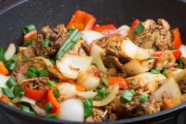 Tavada kızarmış tavuk.