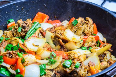 Tavada kızarmış tavuk.