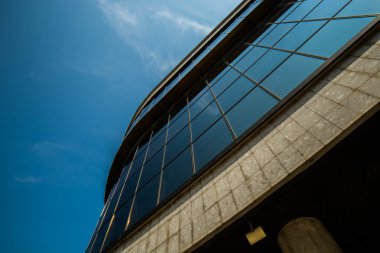 Uzun boylu gökyüzüne kadar yükselterek bina