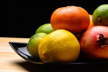 Masadaki taze meyveler.