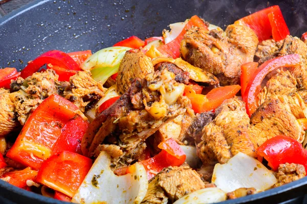 Tavada kızarmış tavuk.