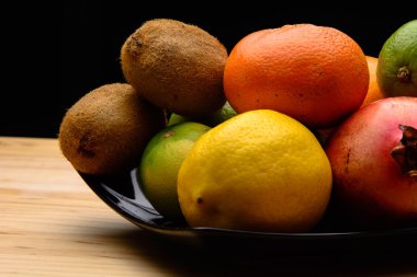 Masadaki taze meyveler.