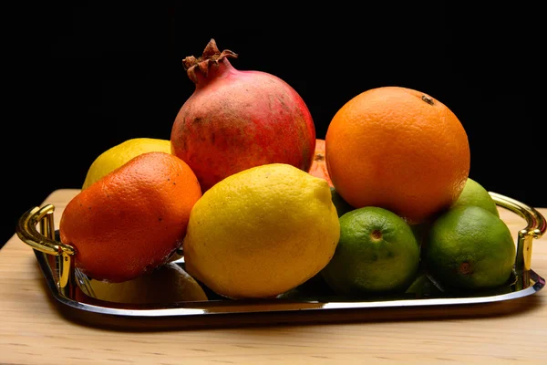 Frisches Obst auf dem Tisch — Stockfoto