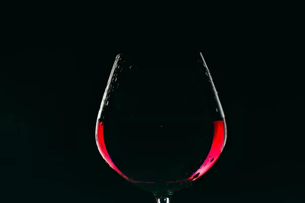 Verre de vin rouge sur fond sombre — Photo