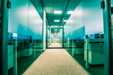 Sol ve sağ ofisleri ile uzun koridor