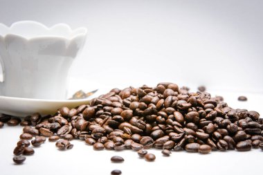 Kahve beyaz zemin üzerine kahve çekirdekleri ile darbe