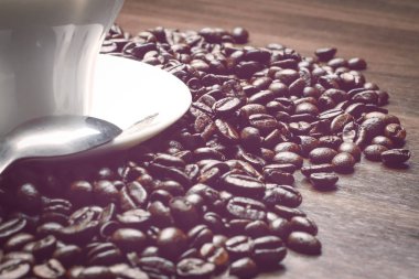 Kahve kaşık ile ahşap masa kahve fasulye ile darbe