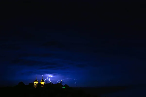 Blitzschlag über der Kapelle während des Sturms — Stockfoto