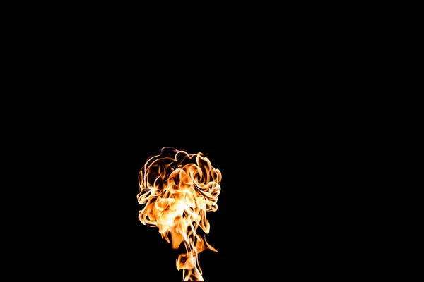Feuerflammen auf dunklem Hintergrund — Stockfoto