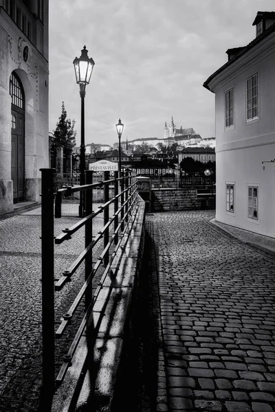 Kväll Prag gatan — Stockfoto