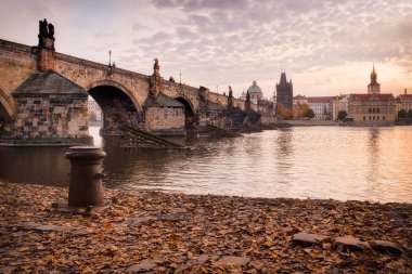 Prag 'daki Charles Köprüsü