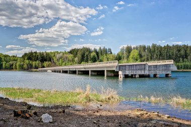 Bitmemiş ve sular altında köprü