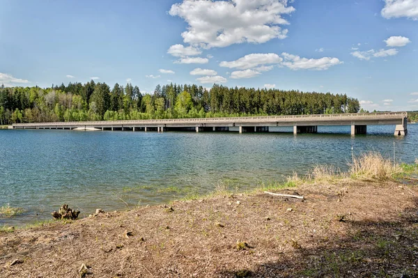 Oavslutade och översvämmade bro — Stockfoto